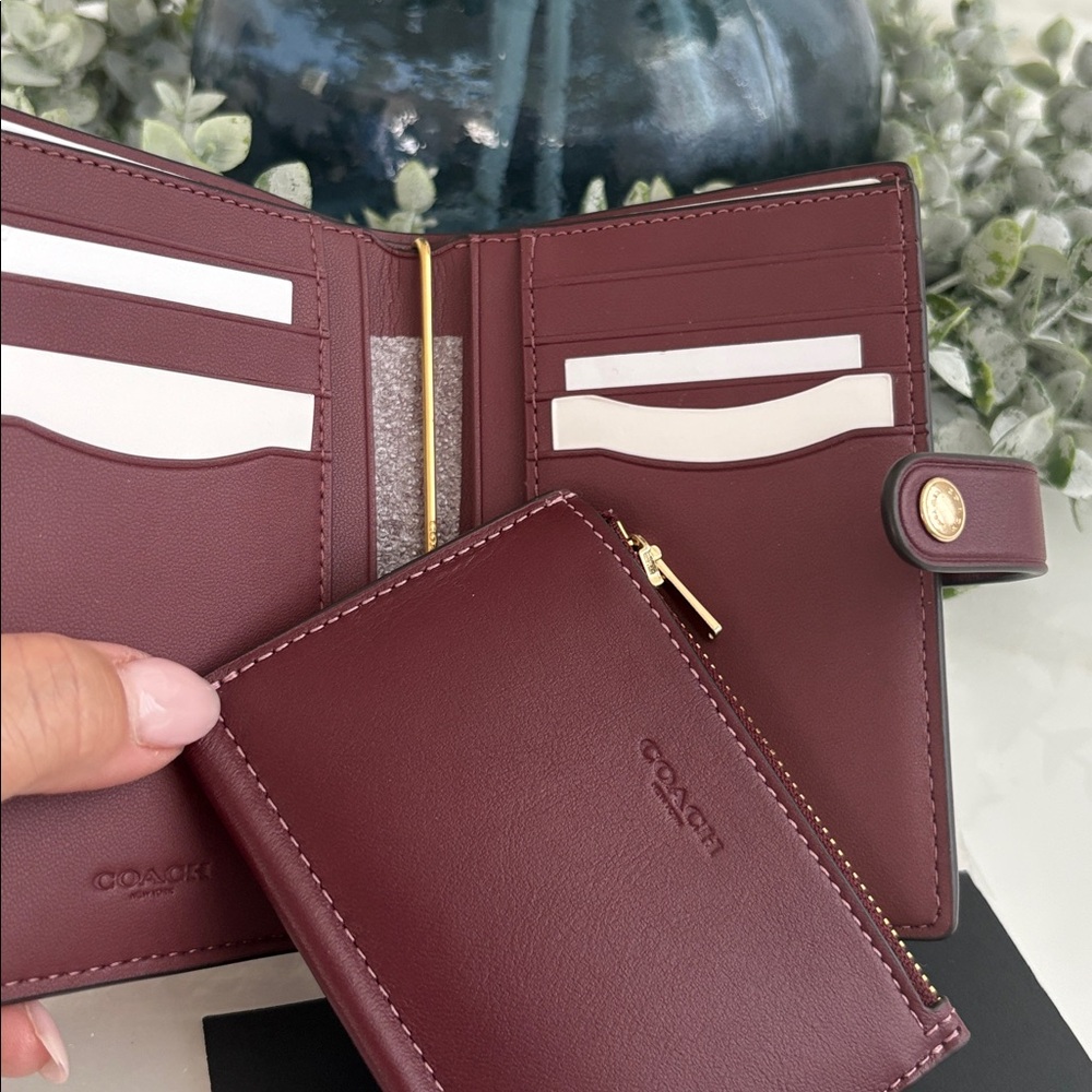 Coach Small Leather Wallet in Burgundy with Gold Logo - Picture 4 of 6
